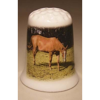 Paard op het gras op een porselein vingerhoedje