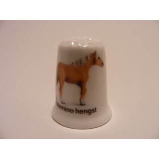 Paard Palomino hengst op een porselein vingerhoedje