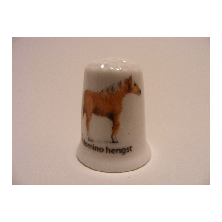 Paard Palomino hengst op een porselein vingerhoedje