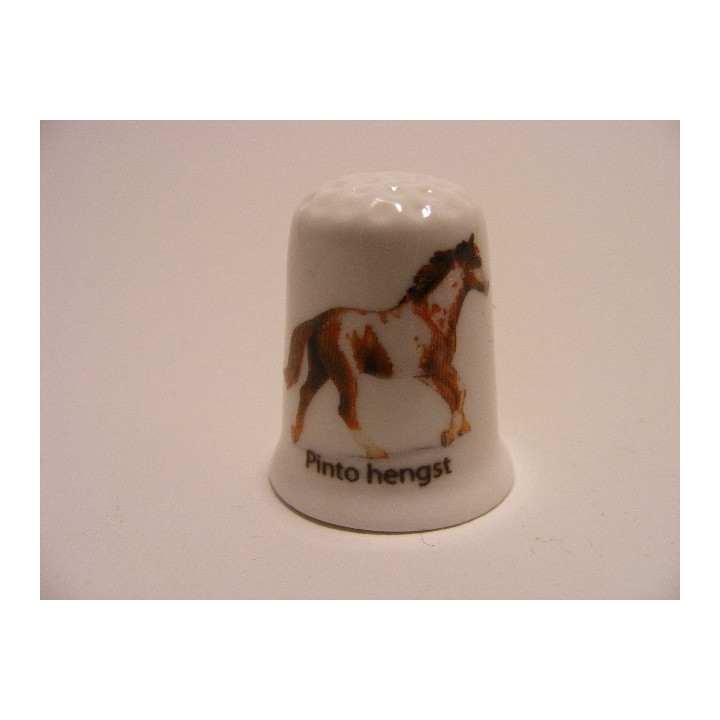 Paard Pinto hengst op een porselein vingerhoedje