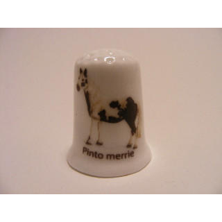 Paard Pinto merrie op een porselein vingerhoedje