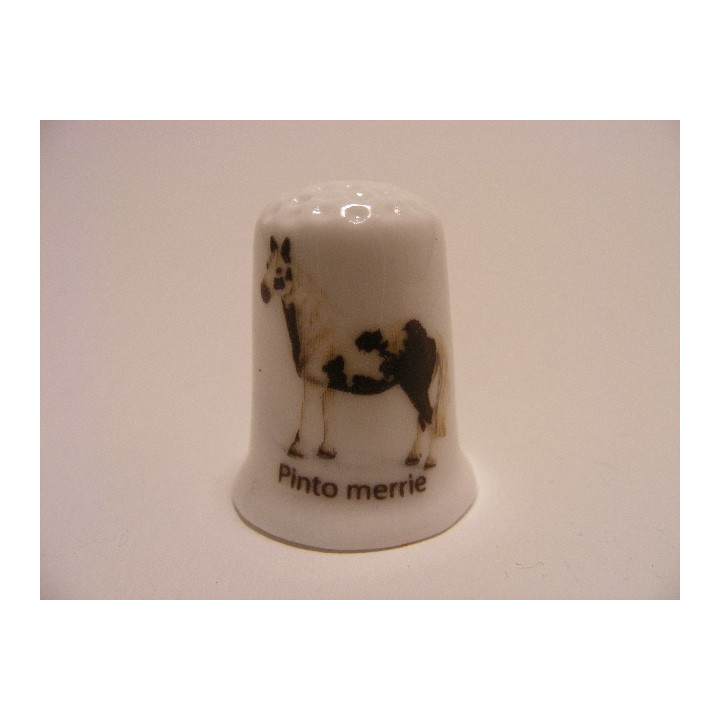 Paard Pinto merrie op een porselein vingerhoedje