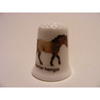 Paard Quarter hengst op een porselein vingerhoedje