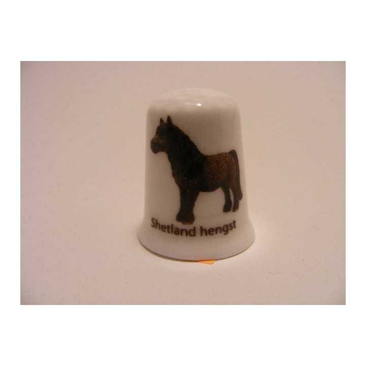 Paard Shetland hengst op een porselein vingerhoedje
