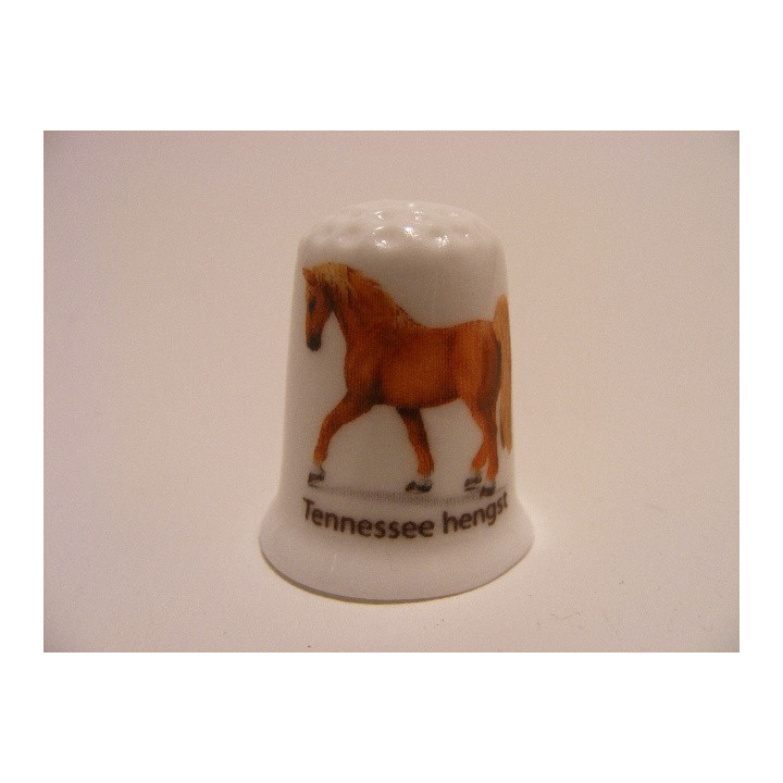 Paard Tennessee hengst op een porselein vingerhoedje