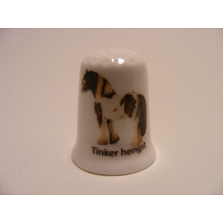 Paard Tinker hengst op een porselein vingerhoedje