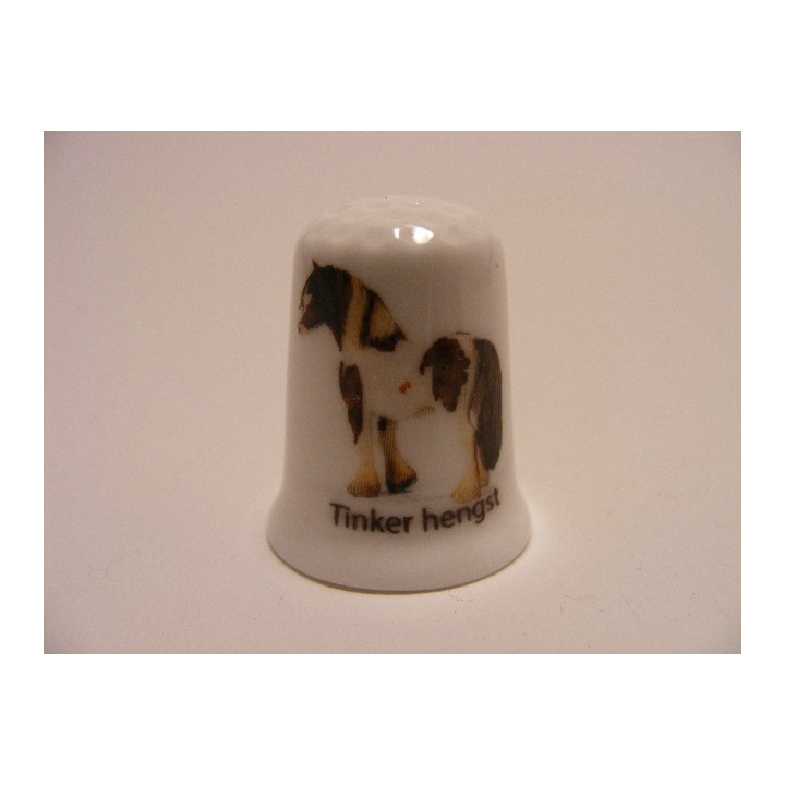 Paard Tinker hengst op een porselein vingerhoedje