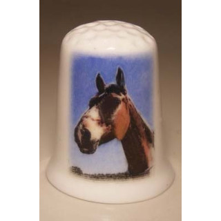 Paardenhoofd op een porselein vingerhoedje