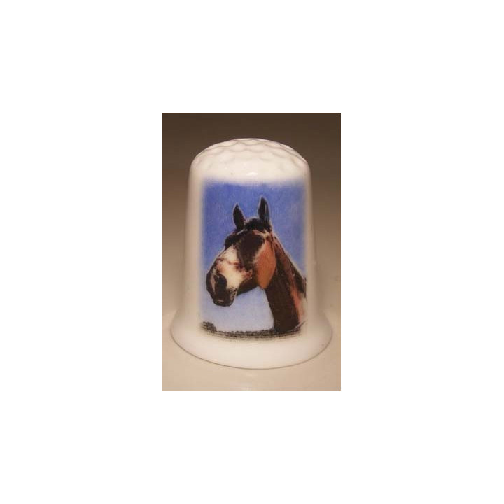 Paardenhoofd op een porselein vingerhoedje