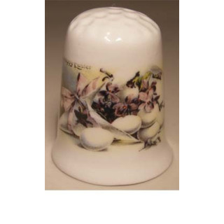 Paaseieren op een porselein vingerhoedje