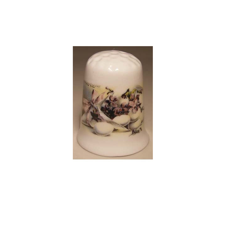 Paaseieren op een porselein vingerhoedje