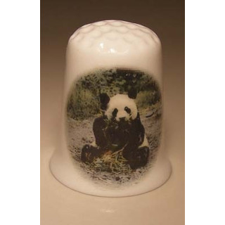 Panda eet bamboe op een porselein vingerhoedje