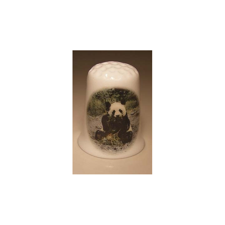 Panda eet bamboe op een porselein vingerhoedje