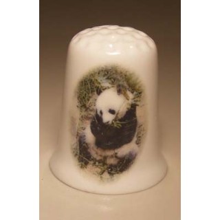 Panda eet een takje op een porselein vingerhoedje