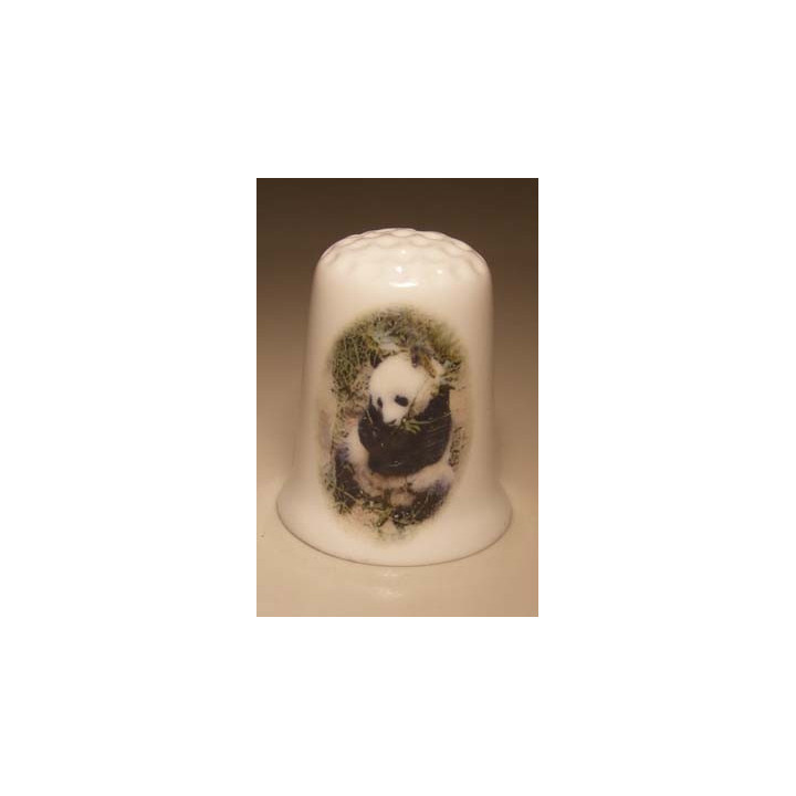 Panda eet een takje op een porselein vingerhoedje