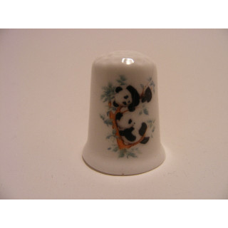 Panda in boom met bladeren op een porselein vingerhoedje