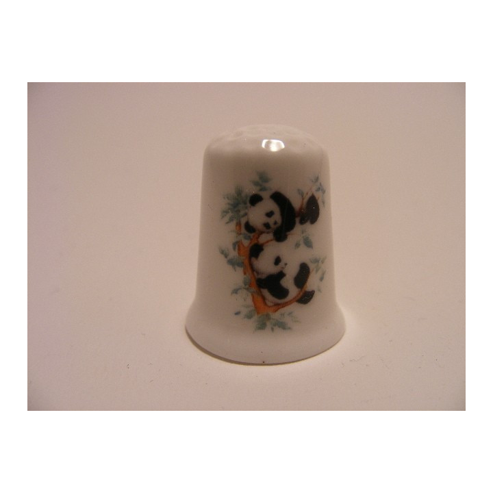 Panda in boom met bladeren op een porselein vingerhoedje