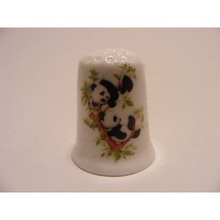 Panda in boom met felgroene bladeren op een porselein vingerhoedje