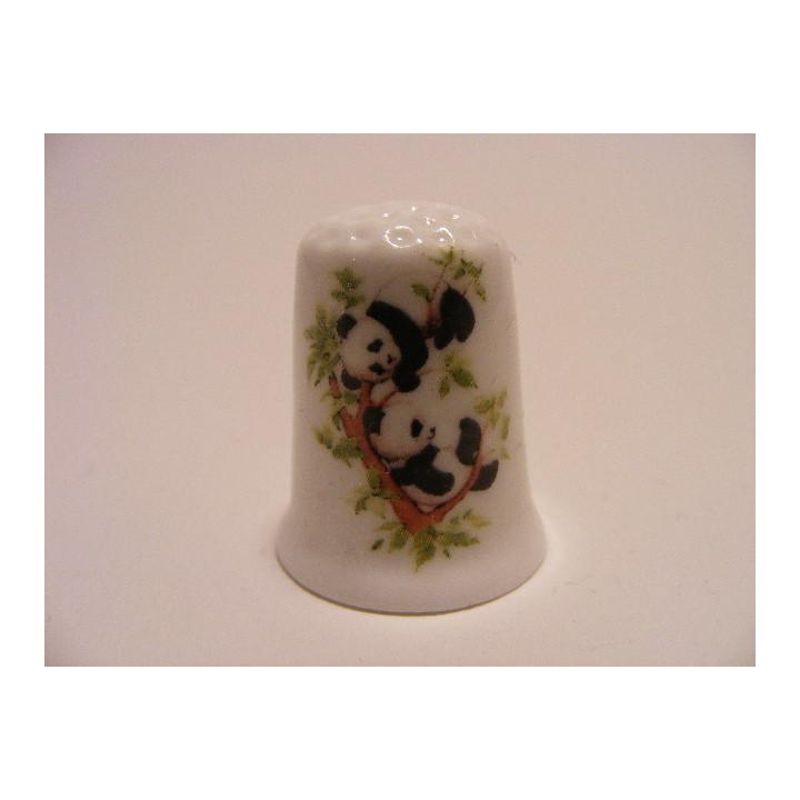 Panda in boom met felgroene bladeren op een porselein vingerhoedje