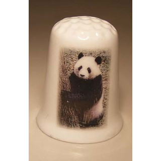 Panda klimt een boom op een porselein vingerhoedje