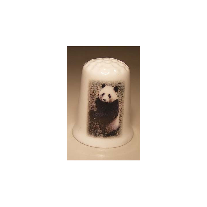 Panda klimt een boom op een porselein vingerhoedje