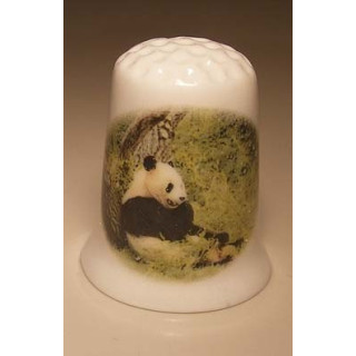 Panda leunt tegen een boom op een porselein vingerhoedje