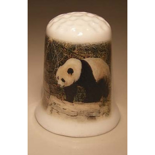 Panda lopend op een porselein vingerhoedje