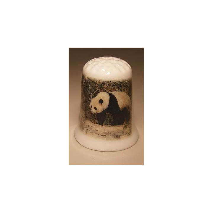 Panda lopend op een porselein vingerhoedje