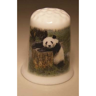 Panda op boomstronk op een porselein vingerhoedje