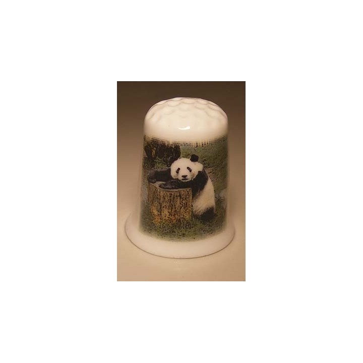 Panda op boomstronk op een porselein vingerhoedje