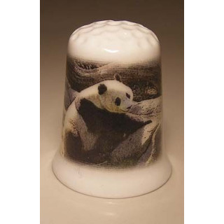 Panda op rots op een porselein vingerhoedje