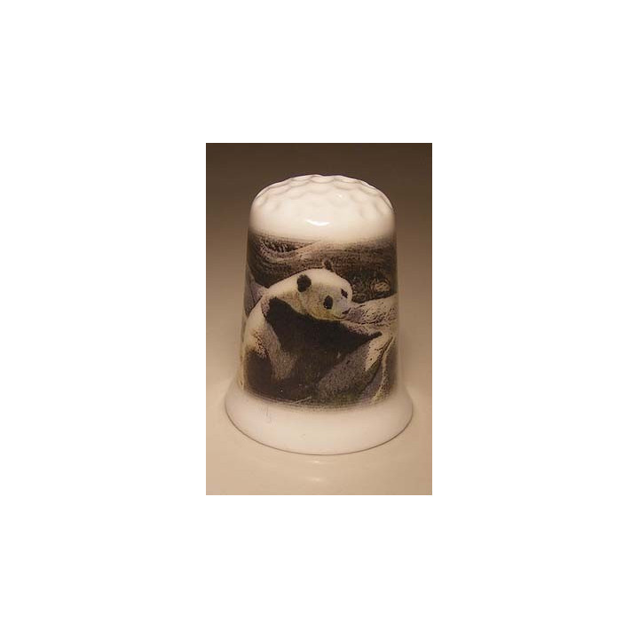 Panda op rots op een porselein vingerhoedje