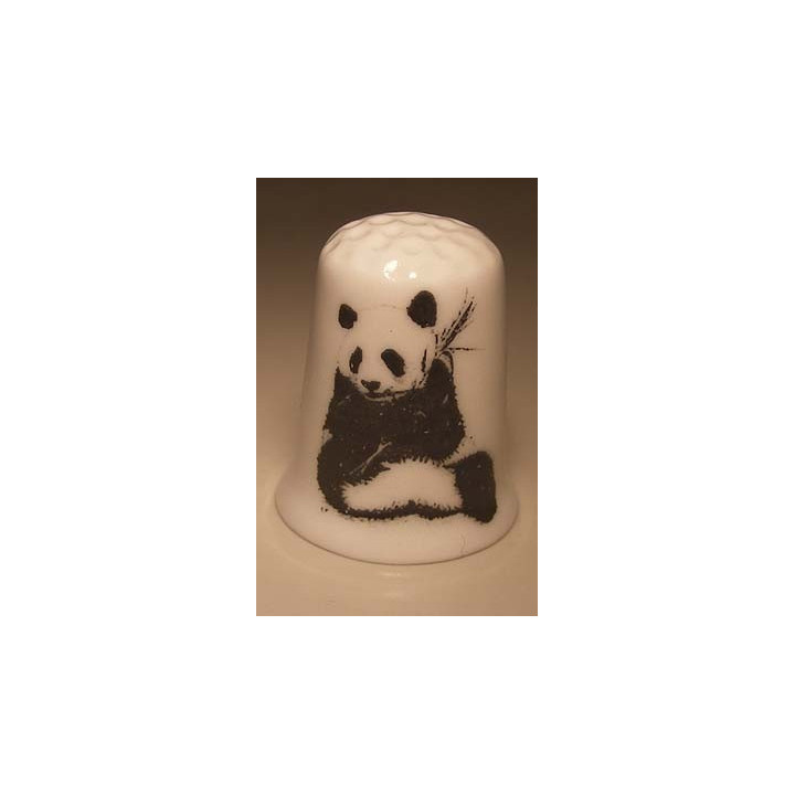 Panda tekening op een porselein vingerhoedje
