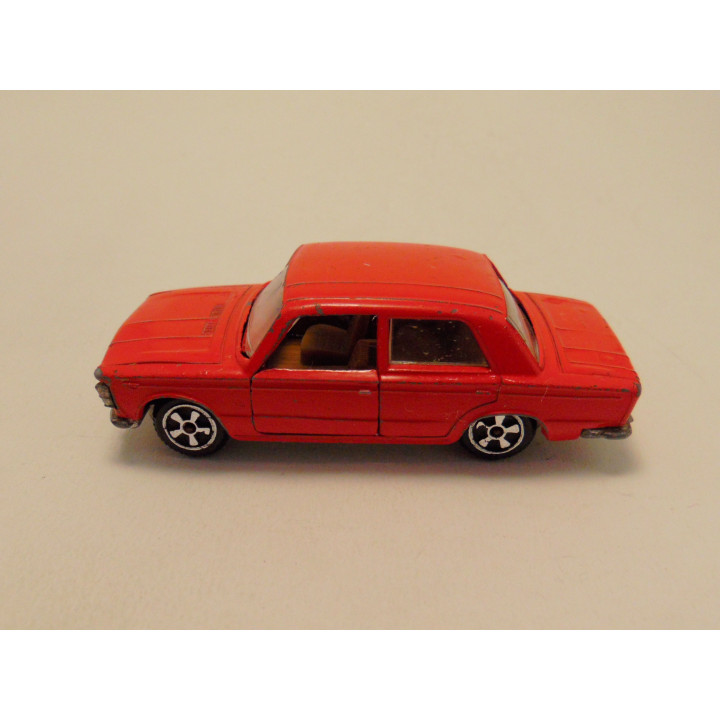 Fiat 125 sedan 1:43 rood