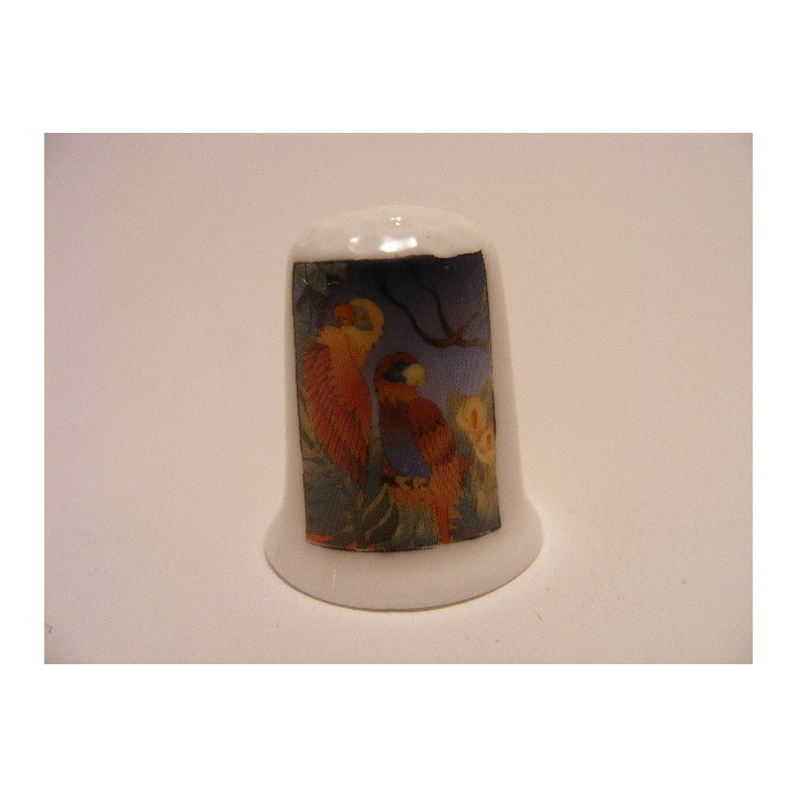 Papegaaien getekend op een porselein vingerhoedje