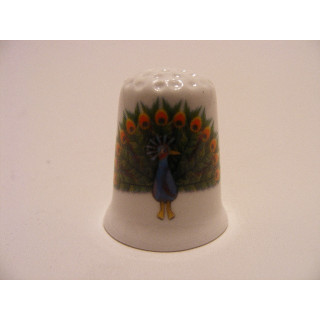 Pauwhaan hoendervogel op een porselein vingerhoedje