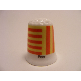 Peer vlag Belgie op een porselein vingerhoedje