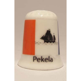 Pekela Nederlandse gemeentevlag op een porselein vingerhoedje
