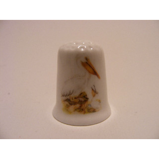 Pelikaan getekend op een porselein vingerhoedje