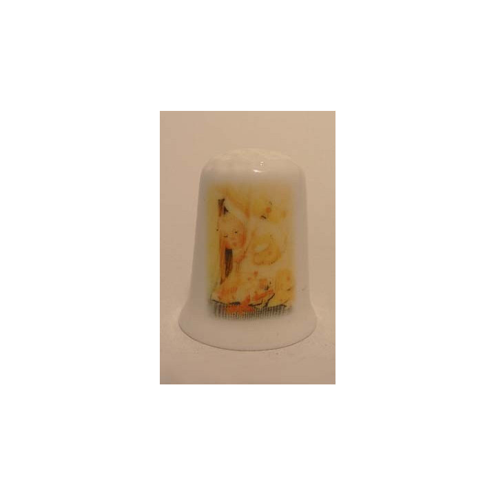 Peuter speelt verstoppertje op een porselein vingerhoedje