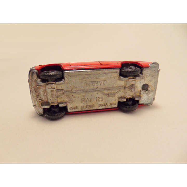 Fiat 125 sedan 1:43 rood