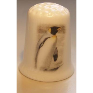 Pinguin foto op een porselein vingerhoedje