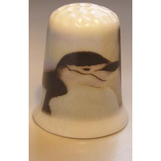 Pinguin kop op een porselein vingerhoedje nr01