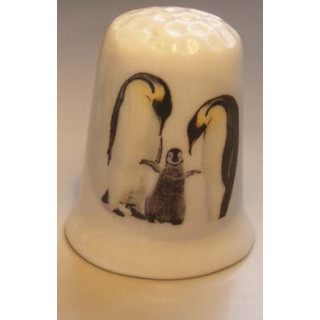 Pinguin met jong op een porselein vingerhoedje