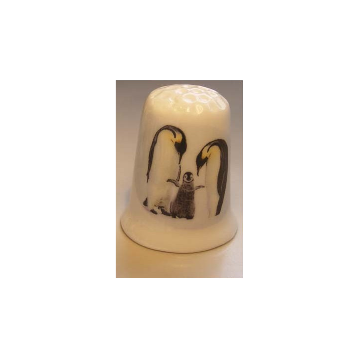 Pinguin met jong op een porselein vingerhoedje