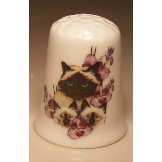 Poes met bloemen op een porselein vingerhoedje