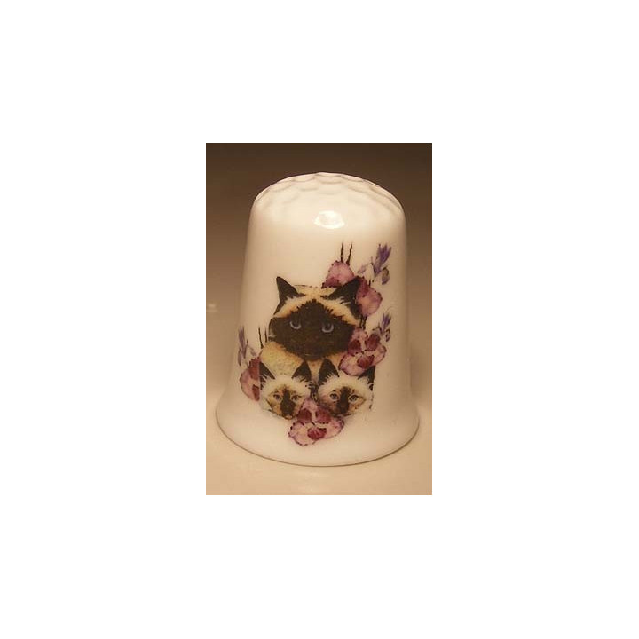 Poes met bloemen op een porselein vingerhoedje