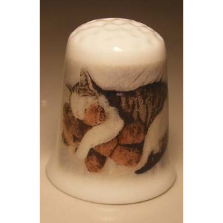 Poes met pluche beer op een porselein vingerhoedje