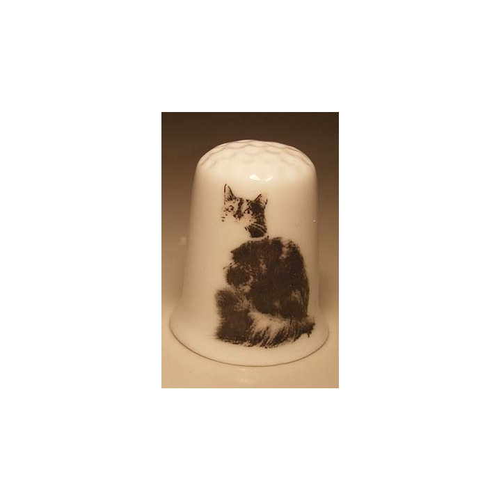 Poes op een porselein vingerhoedje nr01