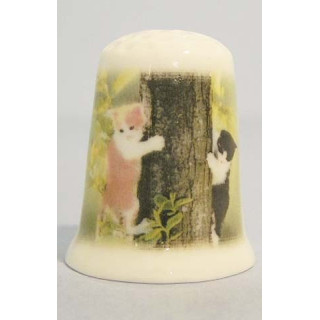 Poezen in boom op een porselein vingerhoedje